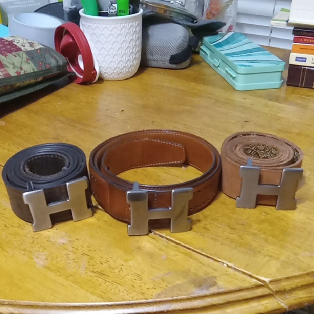 Allen Edmonds Stylish Men's Belt with removable Buckle Bundle
